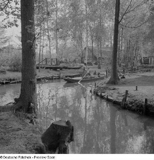 Bauer auf einem Kahn im Spreewald