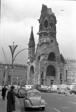 Berlin: Ruine der Gedächtniskirche; von Osten