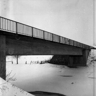 Trave mit Eis- und Schneedecke: Brücke zwischen Klein Wesenberg und Groß Wesenberg: Winter