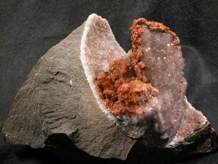 Druse mit Quarz und Calcit