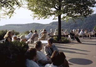 Badenweiler: Aussichtspunkt "Vogesenblick" mit Sitzenden