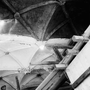 Schlosskirche: Renovierung: Innenaufnahme: Erneuern der Gewölbedecke