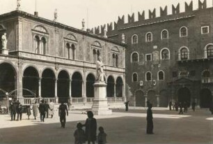 Verona. Piazza Dante (Piazza dei Signori) mit Dante-Denkmal