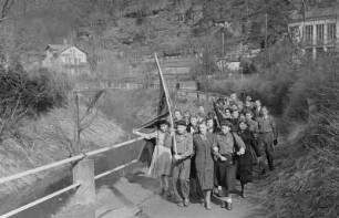 Mitglieder der FDJ während einer Osterfahrt nach Bad Schandau : Wandergruppe