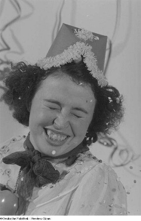 Portrait einer kostümierten Frau im Konfettiregen