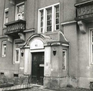 Dresden-Trachenberge, Weinbergstraße 41. Villa (um 1910). Portalvorbau, Balkon und Fenster (1.OG)