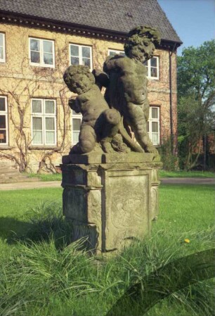 Gut Jersbek: Allee 8: Herrenhaus, Front Teilansicht: davor Auffahrt: im Vordergrund Puttenskulptur auf Rasenfläche