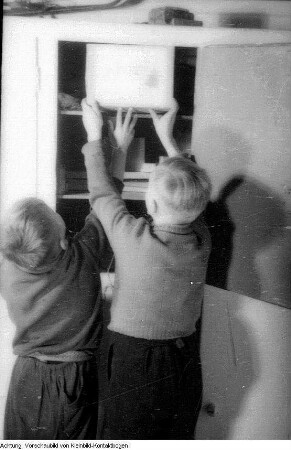 Deutsche Kriegsgefangene in Jugoslawien spenden Pakete für Kinder in Deutschland - die Volkssolidarität organisiert die Verteilung, 1948