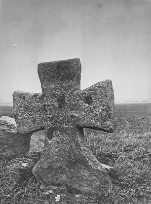 Steinkreuz : Niedergurig, Steinkreuz (Tatzenkreuz) mit Inschrift am Weg zum Gottlobsberg südwestlich des Ortes