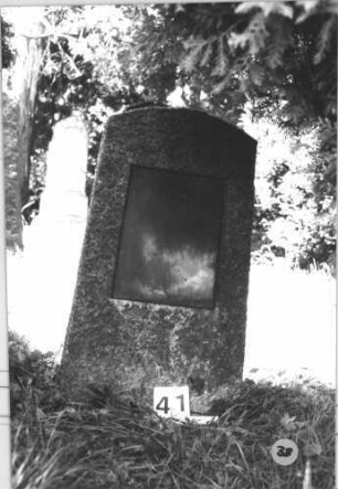 Grabstein 38 (Index: 99805391) Material: Granit, schwarze Marmorplatte Zustand: Schriftplatte ist unbeschriftet Maße HxBxT: 97x53x24 cm Beschreibung: konische Stele, Segmentbogenabschluß, Schriftplatte: Grabstein 38