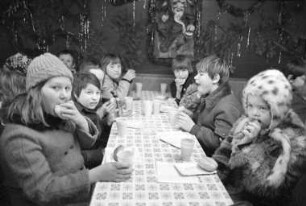 7. Karlsruher Weihnachtsmarkt (Christkindlesmarkt) auf dem Marktplatz. Einladung von Schausteller Roland Frank an Kinder der Albschule Weiherfeld