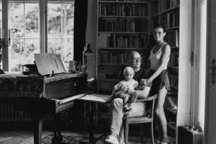 Familie Wefelmeyer (Komponist, Ärztin) im Arbeitszimmer des Komponisten