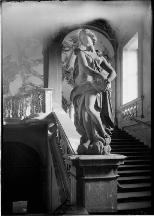 Rastatt Schloss Innenansicht Corps de logis nördliches Treppenhaus mit Statue der Juno auf dem Wendeposest