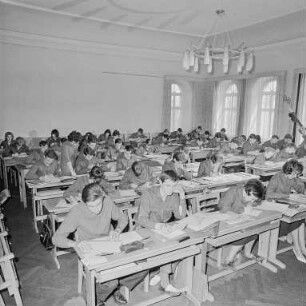 Polytechnische sorbische Oberschule: Mathematik R-Prüfung : Bautzen. Sorbische Oberschule, Friedrich-List-Straße. Blick in einen Unterrichtsraum während einer Prüfung