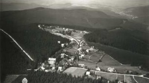 Oberbärenburg (Altenberg-Kurort Oberbärenburg). Ortsteilansicht mit Tellkoppe gegen Schmiedeberg. Luftbild-Schrägaufnahme von Südost