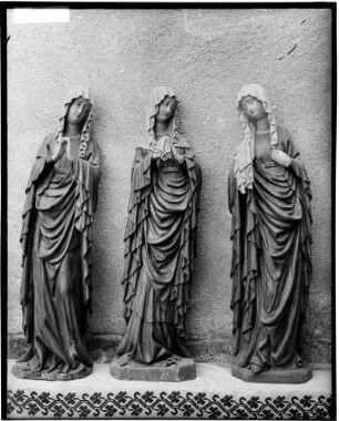 Drei weibliche Heiligenfiguren