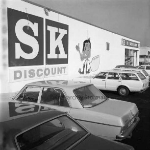 SK Discount: Hamburger Straße: Lebensmittel-Discounter: Eröffnung: Außenaufnahme: Verkaufshalle mit Firmenname, Eingang: davor parkende Autos
