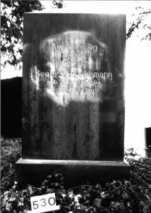 Grabstein 530 (Index: 100092172) Material: Granit Zustand: gut Maße HxBxT: 140x84x25 cm Beschreibung: aufgesockelte Stele mit giebelartigem Abschluß: Grabstein 530
