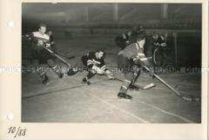 Gemeinsames Eishockeytraining der Mannschaften aus der UdSSR, der CSR und der DDR in der Werner-Seelenbinder-Halle in Berlin