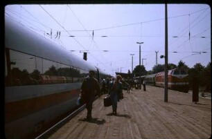 Michendorf Lok 219 120 IC-Zubringer elTw Baureihe 401 ICE559 Bahnsteigprovisorium Reisende