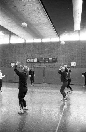 Volleyball der Damen in einer Sporthalle. Wurftraining mit dem Ball