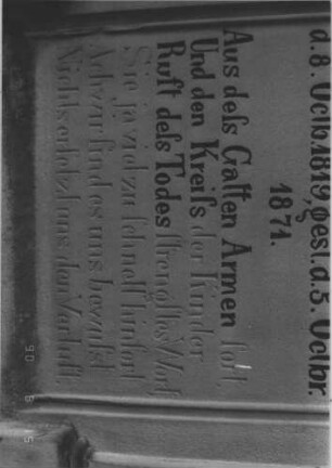 Grabstein 319 (Index: 100106819) Material: Sandstein Zustand: stark verwittert, abblätternd, Seitenfiale links fehlt Maße HxBxT: 194x67x15 cm Beschreibung: Stele, getreppter Abschluß, Seitenfialen (links fehlt), Schriftfeld eingetieft mit horizontal eingezogenem Kielbogenabschluß, Halbpilaster, getreppter Sockel: Grabstein 319 (Detailaufnahme)