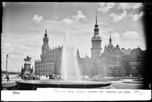 Dresden, König-Johann-Denkmal mit Katholischer Hofkirche und Residenzschloss
