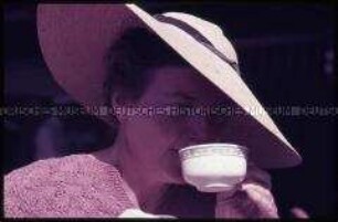 Dame mit Hut und Tasse an Bord eines KdF-Schiffes?