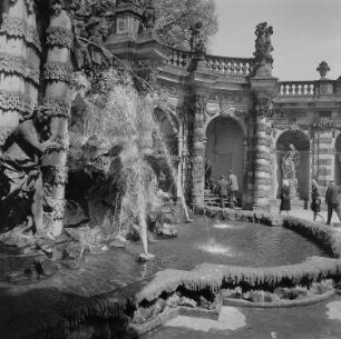 Dresden. Zwinger, Nymphenbad mit Kaskade