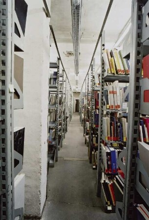 Sächsische Landesbibliothek - Staats- und Universitätsbibliothek Dresden. Zentralbibliothek (ehem. Landesbibliothek). Kellergeschoss. Abteilung Benutzung, Magazin : Dresden-Neustadt, Marienallee 12. Sächsische Landesbibliothek - Staats- und Universitätsbibliothek Dresden. Zentralbibliothek (ehem. Landesbibliothek). Kellergeschoss. Abteilung Benutzung, Magazin