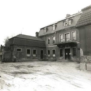 Groß Lübbenau. Schloss (erbaut wohl zwischen 1790/1800). Hofansicht mit Westflügel und Portal