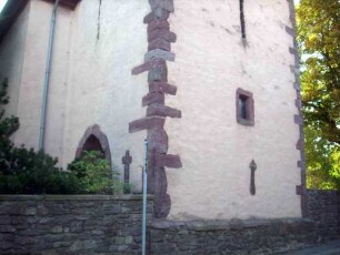 Turm von Nordwesten - Basis mit Sühnekreuzen und erstes Geschoss