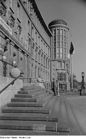 Außenansicht Hauptgebäude mit Bücherturm