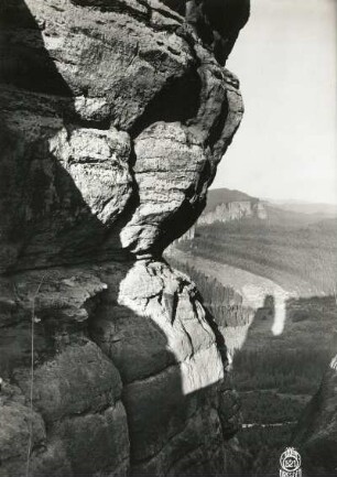 Sächsische Schweiz, Affensteine. Bloßstock. Ostwand mit Walter Hahn im Aufstieg. Blick zum Neuen Wildenstein und Hausberg