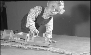 Orschweier: Holzspielzeug Götze, Kind mit Eisenbahn