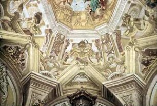 Randzone mit illusionistischer Architekturmalerei