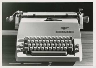 Adler Büroschreibmaschine "Record" der Grundig-Electronic-Triumph-Adler-Vertriebs-GmbH