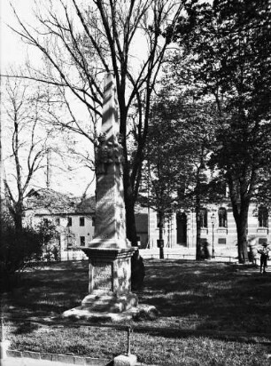 Distanzsäule : Freiberg, Meißner Ring. Distanzsäule (1723) in der Grünanlage vor der Hauptpost