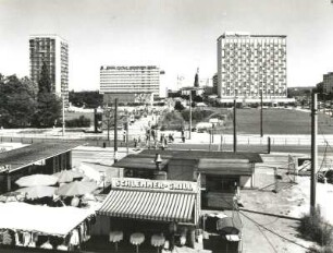Dresden-Altstadt, Prager Straße. Blick vom Außenbahnsteig des Hauptbahnhofs über den Wiener Platz
