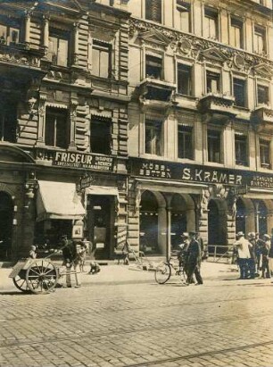 Erster Weltkrieg - Kriegsszenen aus Karlsruhe, Frankreich und Indien. Kaiserstraße 32/Friseur Oskar Decker,. Kaiserstraße 30/Möbelhandlung Saly Krämer