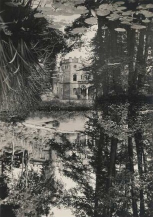 Dresden. Schloss Eckberg : Dresden. Schloss Eckberg. Spiegelung des Schlosses im Teich