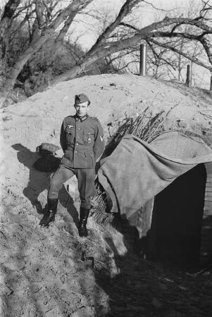 Zweiter Weltkrieg. Niederlande unter deutscher Besatzung. Angehöriger der deutschen Wehrmacht in Dünen an der Nordsee (wohl bei Den Haag)