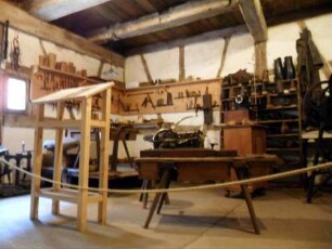 Gaden im Inneren - Arbeitsraum eines Schuhmachers mit gesammelten Werkzeugen und Exponaten (auch früher hatten Handwerker aus Sicherheitsgründen ihre Arbeitsräume in der Kirchenburg)