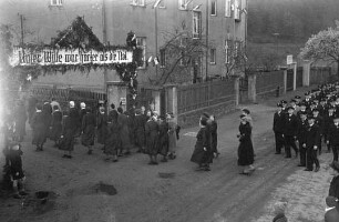 Roßwein, Goldbornstraße. Maiumzug der Roßweiner Metallwarenfabrik Carl Bauch. Betriebsgefolgschaft