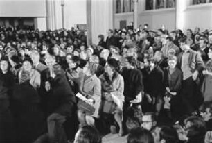 Die Teilnehmenden verfolgten die Kölner ökumenischen Politischen Nachtgebete äußerst aufmerksam und diskutierten im vierten Teil über Ansätze zur Veränderung. Erstabdruck: Anselm Weyer: Liturgie von links. Dorothee Sölle und das Politische Nachtgebet, Hrsg. für die Evangelische Gemeinde Köln: Markus Herzberg; Annette Scholl, Greven Verlag Köln, 2016.