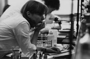 Studentin der Technischen Hochschule für Chemie "Carl Schorlemmer"