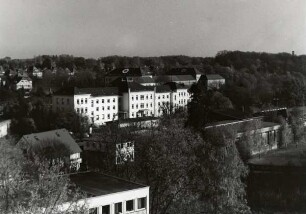 Gebäude der FH-Lippe (später HS OWL) in der Georg-Weerth-Straße;. zuvor: Bundeswehrapotheke bis 1945, davor Werrekaserne, Arbeitsamt, Strafanstalt. dahinter ehem. Bundeswehrkrankenhaus, davor Wehrmachtlazarett,. rechts hinten der Turm der ehemaligen Brauerei Falkenkrug