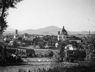 Stadtansicht : Gabel (heute Jablonné v Podještědí / Tschechische Republik). Stadtansicht mit Sankt Laurentiuskirche (1699-1729; P. Bianca). Ansicht von Südosten mit Blick gegen Limberg (484 m) und alte Stadtkirche