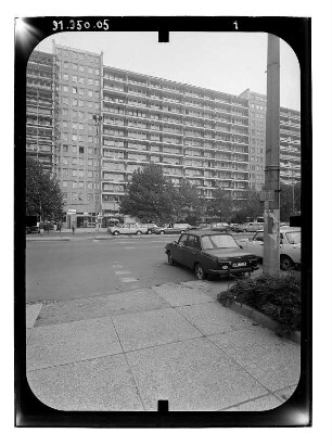 Berlin-Mitte, Leipziger Straße. Wohnblock mit Läden (1969/1982). Straßenfront (Teilansicht)