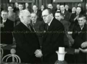 Pieck und Grotewohl besiegeln die Vereinigung von SPD und KPD in der Staatsoper (Admiralspalast)